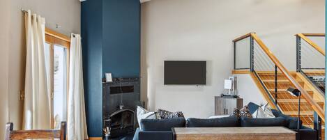 Smart TV, fireplace