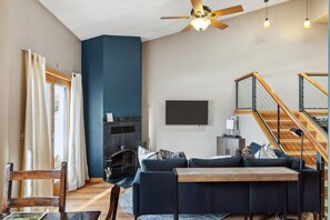 Smart TV, fireplace