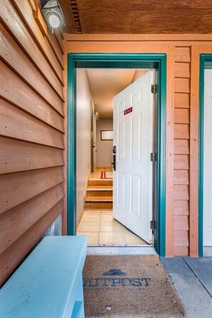 Interior - Outpost: Clark's Knoll 353 - Walk to Town Square (Jackson)
