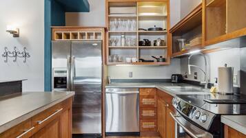 Réfrigérateur, micro-ondes, four, plaque de cuisson