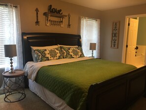 4 室のベッドルーム、デスク、アイロン / アイロン台、WiFi (無料)