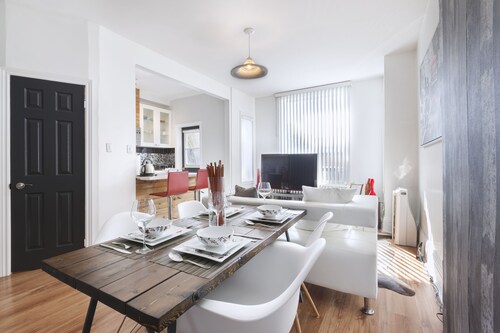 Chic Boutique Stylish Open concept 1 BR Suite w/Balcony Downtown Toronto