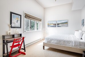 2 bedrooms, desk, iron/ironing board, WiFi