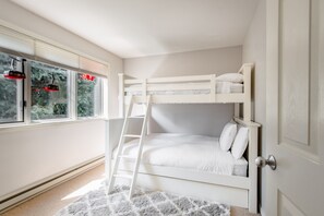 2 soverom, skrivebord, strykejern/-brett og wi-fi