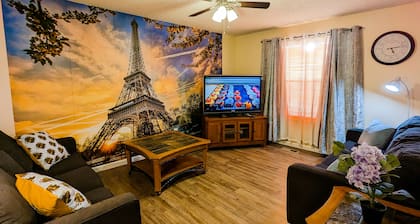 Spacious and comfortable 3 bedrooms house in the heart of Overland Park