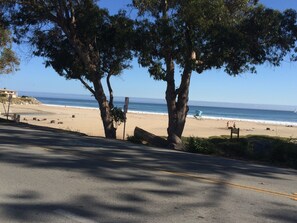 Una playa cerca, sillas reclinables de playa, toallas de playa
