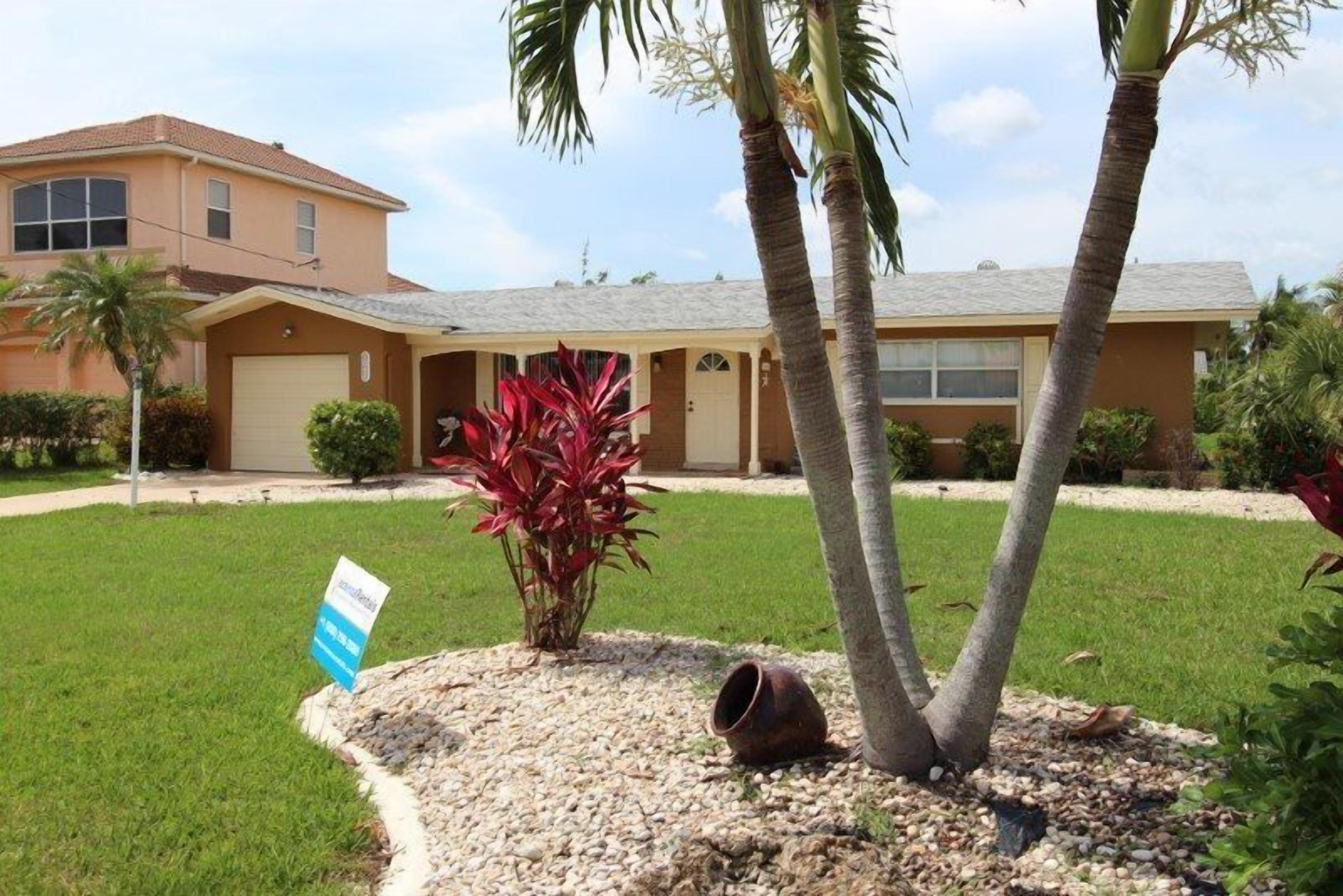 Beautiful Villa on Yatch Club in Cape Coral FL - Walking distance to the Beach