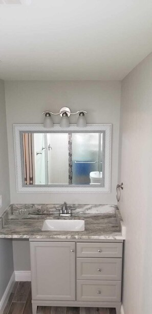 Tina con regadera, secadora de cabello, toallas, papel de baño 