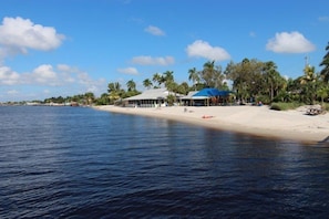 Una playa cerca