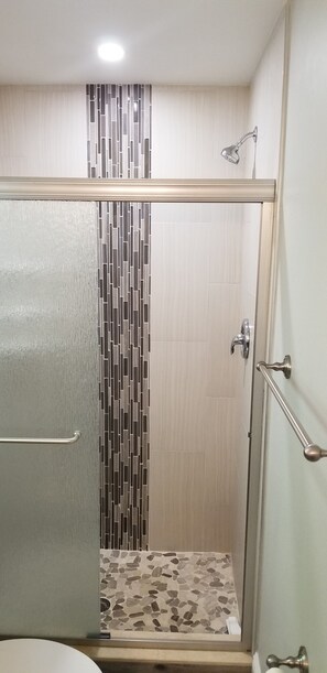 Ensemble douche/baignoire, sèche-cheveux, serviettes fournies