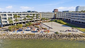 Ein Hotel mit Poolbereich, mehreren Balkonen und Blick auf den Stadtgürtel.