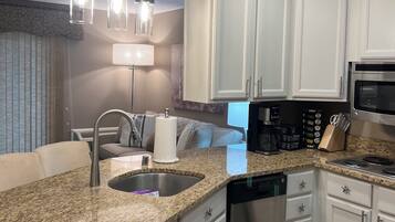 Réfrigérateur, micro-ondes, plaque de cuisson, lave-vaisselle