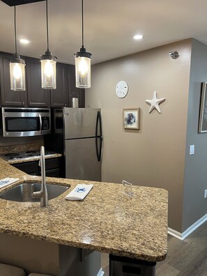 Jääkaappi, mikroaaltouuni, liesi, astianpesukone