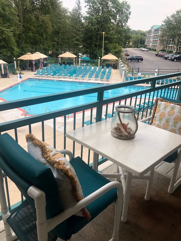 Una piscina cubierta, una piscina al aire libre