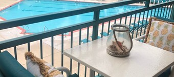  Lake Life At The Cove of Lake Geneva, Walk to Downtown,Pool View Upgraded Suite