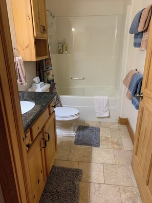 Haartrockner, Handtücher, Seife, Toilettenpapier