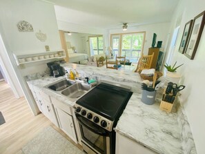 Geladeira, micro-ondas, fogão, cooktop