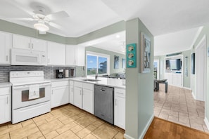 Fridge, microwave, oven, stovetop - End Unit Oceanfront condo 2 min to beach 1.5 if you run THAT VIEW THOUGH!!! (Duck)