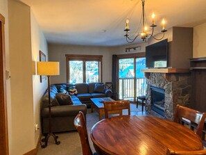 Smart TV, fireplace