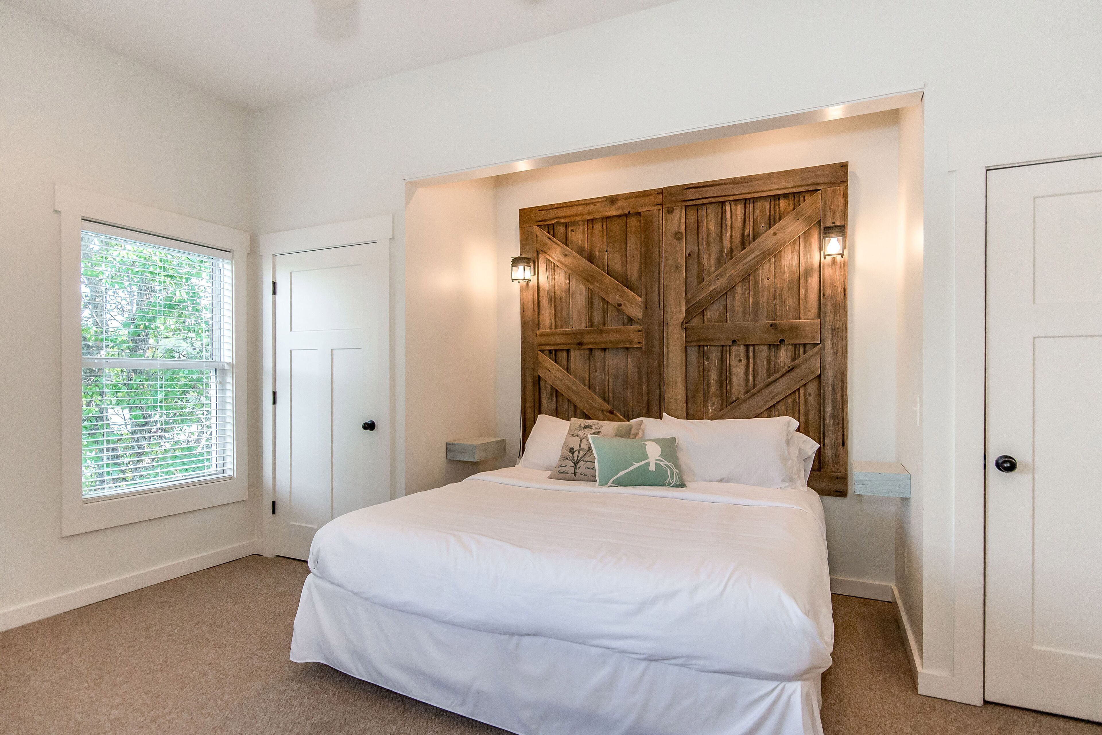 11 Schlafzimmer, Schreibtisch, Bügeleisen/Bügelbrett, Reisekinderbett