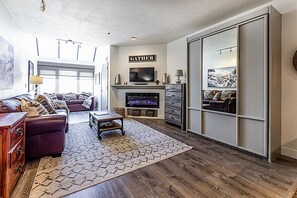 Gathering space with 2 additional sofa beds - Mountain Village Escape | Ski-in Ski-out, Pool, Gym (Park City)