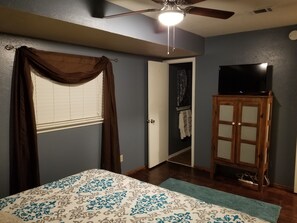 3 bedrooms, desk, iron/ironing board, free WiFi