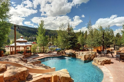 8873 | Springs, massive 3 bed, steps to gondola!