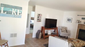 Een smart-tv, een open haard, een dvd-speler en boeken