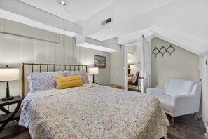 2 chambres, bureau, fer et planche à repasser, lit parapluie