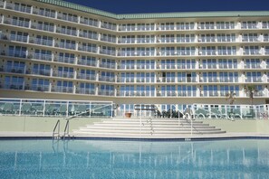 Alberca techada y alberca al aire libre