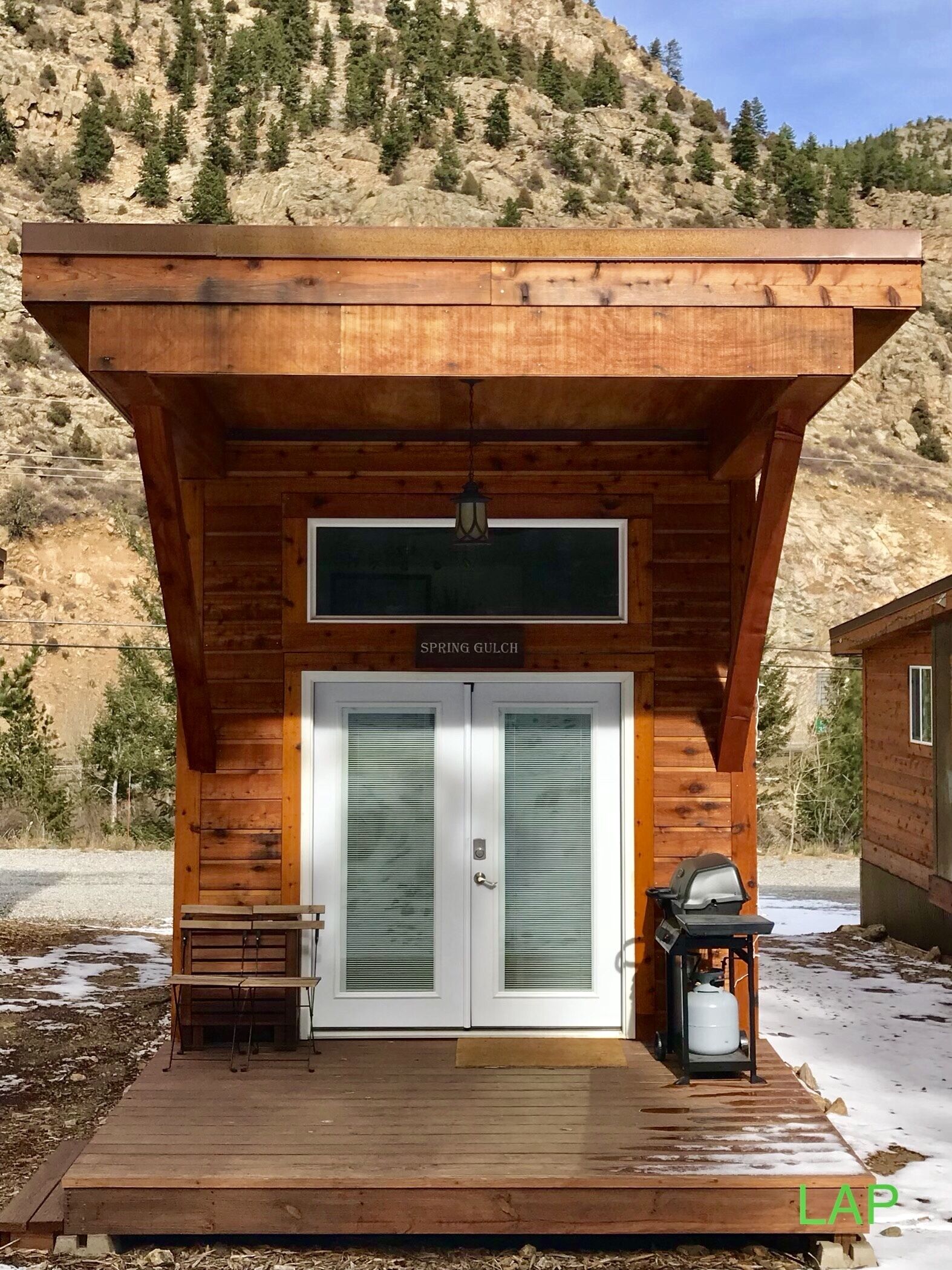Enjoy a Rocky Mountain Getaway in a Fully-Furnished Cabin 