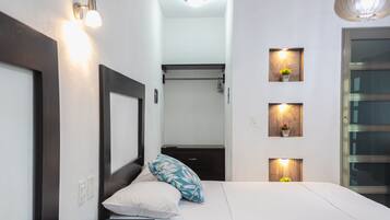 Quadrupla Comfort | Una cassaforte in camera, una scrivania, postazione laptop
