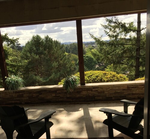 Stunning Views,  2 BR  2 BA  Convenient to UO, Autzen and The Springs