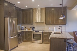 Réfrigérateur, four à micro-ondes, un four, surface de cuisson