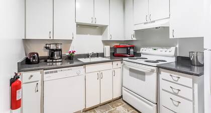 ¡Lindo y asequible dúplex 3BDR en Overland Park para hasta 10 personas!