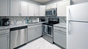 Kylskåp, mikrovågsugn, ugn och spishäll