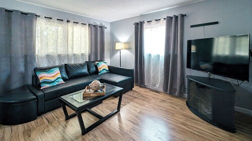 ¡Lindo y asequible dúplex 3BDR en Overland Park para hasta 10 personas!