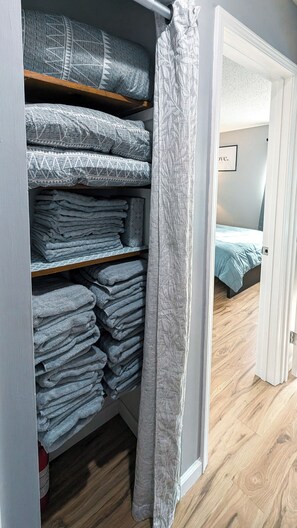 4 多间卧室、熨斗/熨衣板、WiFi、床单