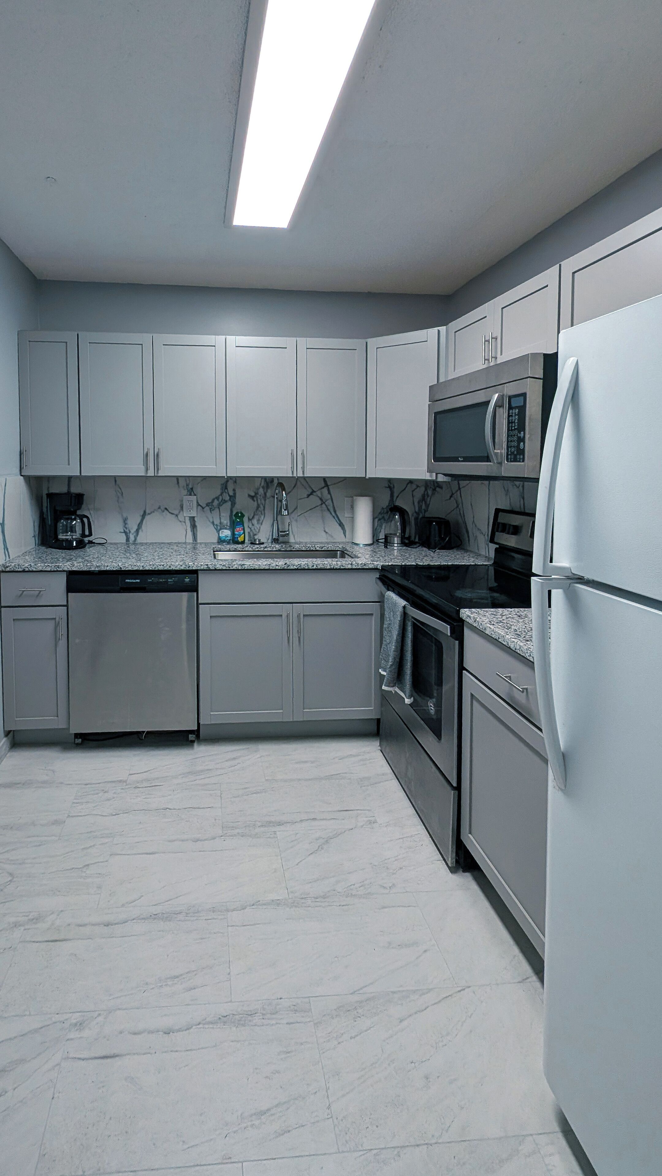 Refrigerador, microondas, horno y parrilla de estufa 