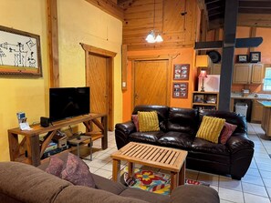 Smart TV, livros, aparelho de som