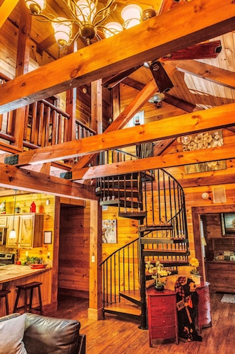 Spotted Fawn Cabin - Serenity and luxury await you