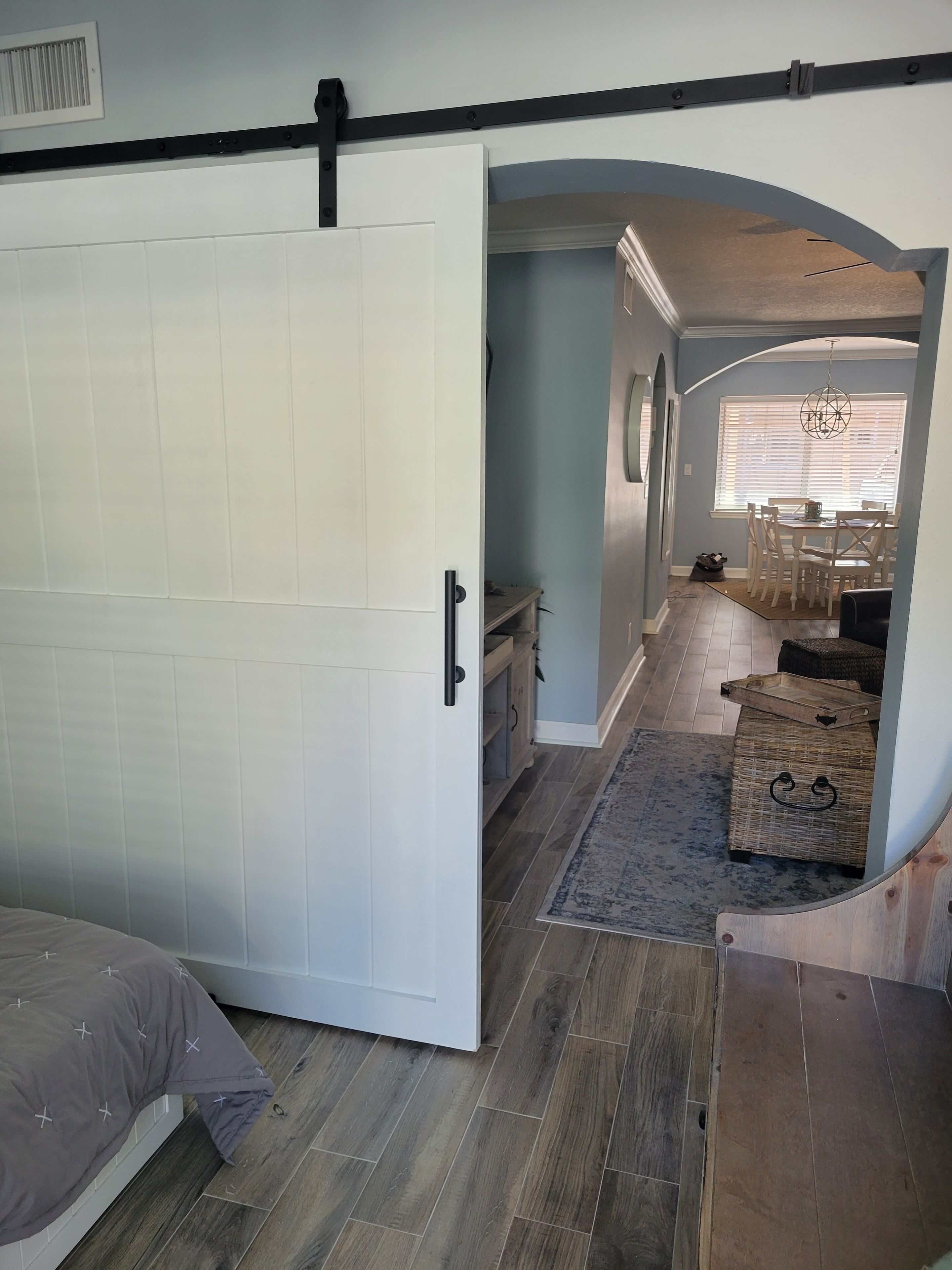 2 quartos, ferros/tábuas de passar roupa, berço de viagem