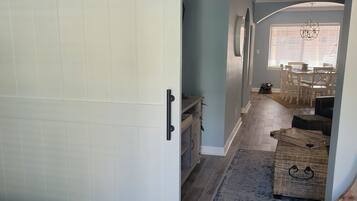 2 quartos, ferros/tábuas de passar roupa, berço de viagem