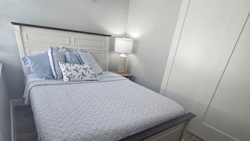 2 quartos, ferros/tábuas de passar roupa, berço de viagem