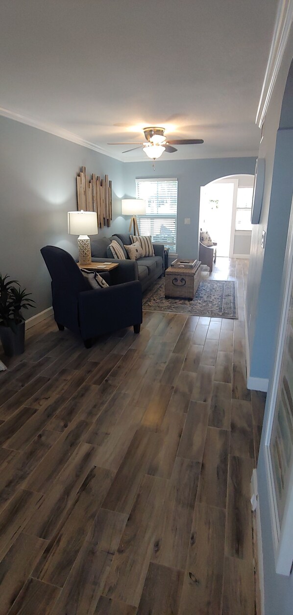 Smart TV, stereo - THIS OASIS HAS BEEN 100% REMODELED FROM FLOORS TO CIELINGS COUNTRY CHIC (Indian Shores)