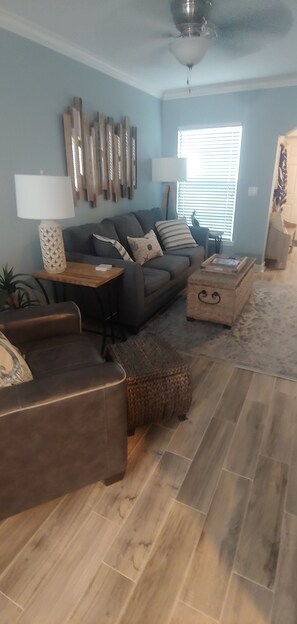 Smart TV, stereo - THIS OASIS HAS BEEN 100% REMODELED FROM FLOORS TO CIELINGS COUNTRY CHIC (Indian Shores)