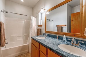 Towels - On top of the world with fantastic views and warm soaking relaxation. Enjoy! (Ruidoso)
