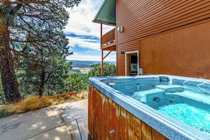 Outdoor spa tub - On top of the world with fantastic views and warm soaking relaxation. Enjoy! (Ruidoso)