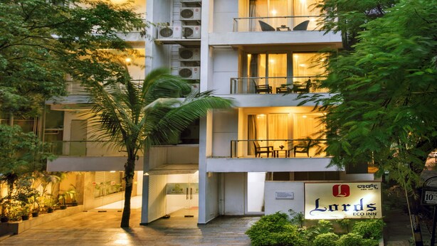 Un hôtel moderne à plusieurs étages, doté d’une terrasse et de systèmes de climatisation.