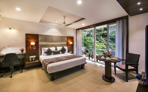 Safe på rommet, skrivebord, lydisolert og ekstrasenger (mot et tillegg)